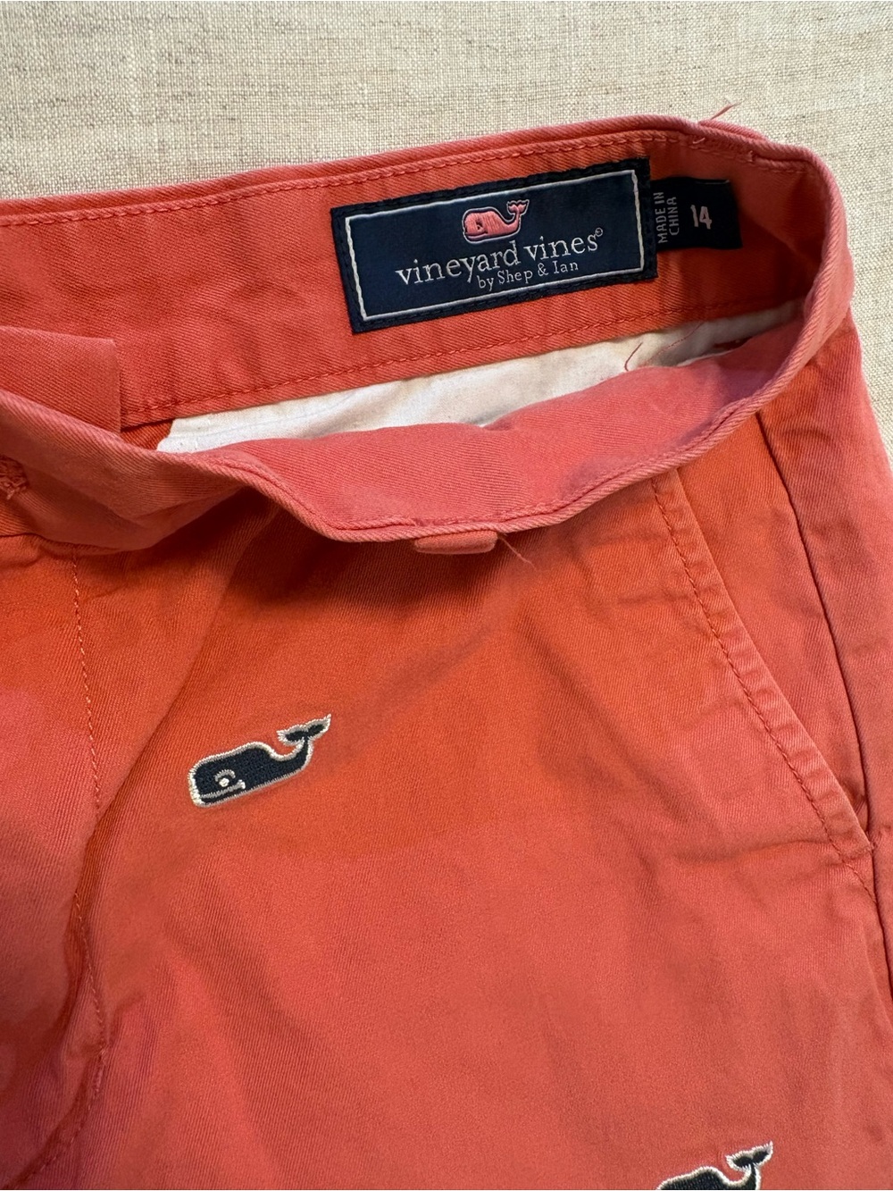 Vineyard Vines Size 14 Youth Coral Salmon All Over Navy Whale Embroidered Shorts - Picture 2 of 3